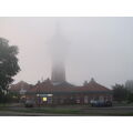 Foto vom 6. August 2011: Nebel verdeckt die Spitze des Wasserturms.