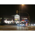 Foto vom 27. Oktober 2011: beleuchtetes Einkaufszentrum mit Straßenverkehr davor