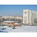 Foto vom 13. März 2013: Blick von oben auf die schneebedeckte Baustelle, dahinter Wohnhäuser und Wasserturm