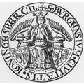 Rundes Siegel mit umlaufender Schrift, in der Mitte sitzt ein Mann mit Krone