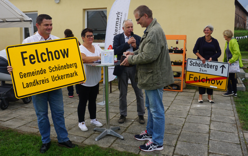 Foto: Ein Schild wird gezeigt und der Ersteigerer bezahlt. Foto: Ein Schild wird gezeigt und der Ersteigerer bezahlt.
