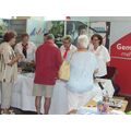 Foto: Besucher am Stand im Gespräch mit Standbetreuerinnen