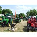 Foto: Aufstellung von Landwirtschaftsgeräte auf einer Wiese