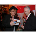 Foto: Grosenick übergibt Polzehl ein DVD
