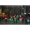 Foto: gefüllte Tanzfläche vor der Bühne