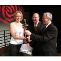 Foto: Susanne Scheffler erhält den Pokal von Bürgermeister Polzehl, im Hintergrund Dietmar Rietz von der MOZ