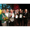 Foto: Die Laufgruppe „Schwedter Hasen“ erhält den Pokal für den Titel Sportmannschaft des Jahres 2008.