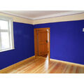 Foto: Innenraum mit intensivblauer Wandfarbe