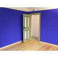 Foto: Innenraum mit intensivblauer Wandfarbe