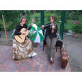 Foto: Eva-Maria und Tanja Höhne mit Gitarre und Geige.
