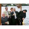 Foto: Simon, Platzeck, Polzehl und kostümiertes Personal auf dem Boot
