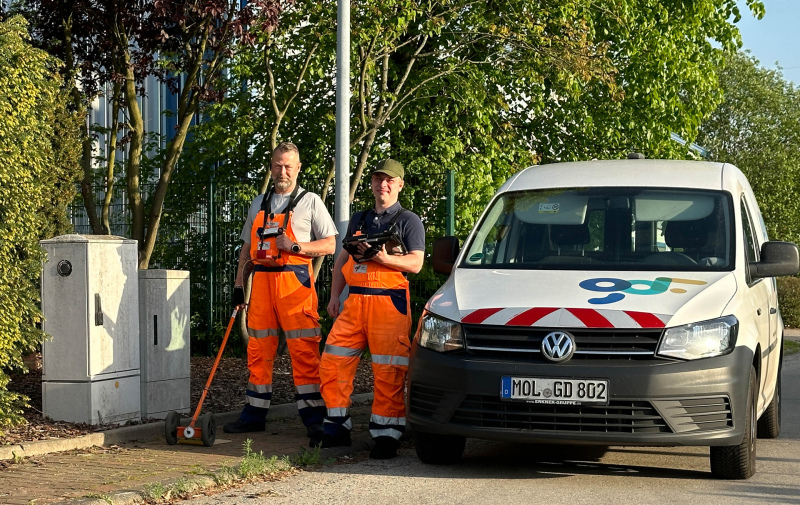 Foto: 2 Kontrolleure vor ihrem Fahrzeug mit ihrem Messgerät Foto: 2 Kontrolleure vor ihrem Fahrzeug mit ihrem Messgerät