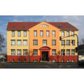 Foto: Musik- und Kunstschule mit farbintensiver Fassade
