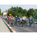 Foto: Die Radfahrer radeln über die Brücke.