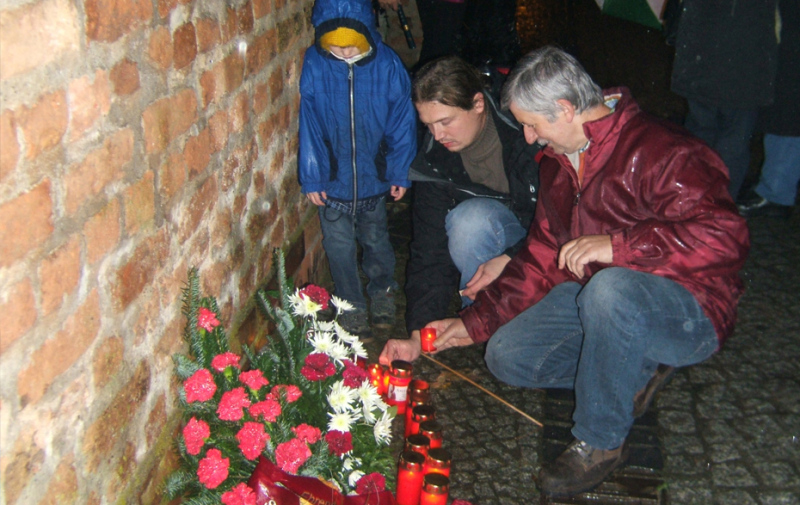 Foto: Kerzen und Blumen für die Opfer