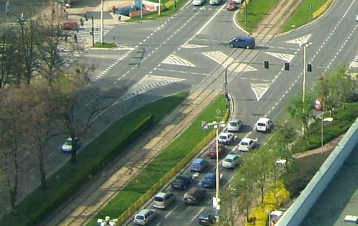 Foto: Blick von oben auf eine mehrspurige Straße Foto: Blick von oben auf eine mehrspurige Straße