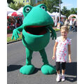 Foto: kostümierter Frosch mit einem Mädchen
