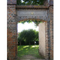 Foto: geöffnetes Tor mit Blick in den Garten