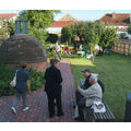 Foto: Garten mit dem Kuppelbau und Gästen