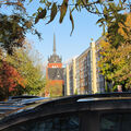 Foto vom 25. Oktober 2010: Blauer Himmel, farbige Blätter, Blick auf die katholische Kirche