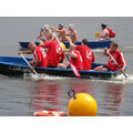 Foto: zwei Boote auf dem Wasser mit jeweils 5 Paddlern