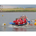 Foto: zwei Boote wenden nach dem Abwurf der Bälle