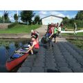 Foto: Ein Boot wird ins Wasser gelassen.