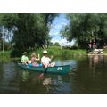 Foto: Ein Boot hat bereits abgelegt, während die anderen am Ufer einsteigen.