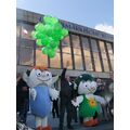 Foto: Die beiden Maskottchen der LAGA und eine grüne Luftballontraube