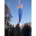 Foto: gemeinsame Fahnenhissung vor dem Rathaus