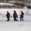 Foto vom 22. März 2013: Vier Männer auf dem Weg zum Schneeeinsatz.