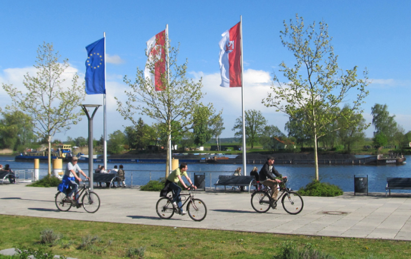 Foto: Uferradweg mit 3 Radfahrern