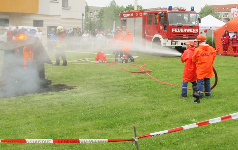 Foto: Kinder beim Löschen eines Feuers