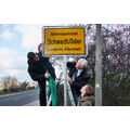 Foto: Das Schild ist enthüllt.