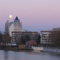 Foto vom 17. Februar 2014: Der Mond über dem Hochhaus am Kanal.