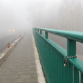 Foto vom 7. März 2014: Brückengeländer und Brückenstraße enden im Nebel.