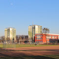Foto vom 13. März 2014: zwei Stadtpark-Hochhäuser und das Rathaus Haus 2 hinter dem Sportplatz
