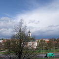 Foto vom 9. April 2014: blauer Himmel und dunkle Wolken über dem Berlischky-Pavillon