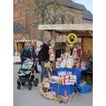 Foto: Stand mit Holzsachen vor der Kirche