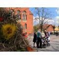 Foto: Familie mit Kinderwagen auf dem Vierradener Platz