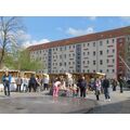 Foto: Besucher am Kirchplatz