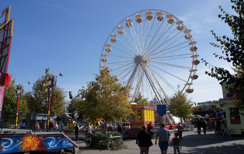 Foto: Riesenrad und andere Fahrgeschäfte