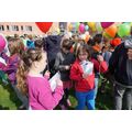 Foto: Kindergruppe mit Luftballons