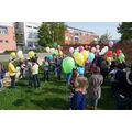 Foto: Kindergruppe mit Luftballons