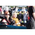 Foto: Zwei verkleidete Damen im Cabrio-Oldtimer