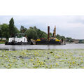 Foto: Schiff mit Bagger vor der Badestelle