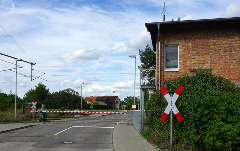 Foto: Bahnhübergang mit geschlossener Schranke Foto: Bahnhübergang mit geschlossener Schranke