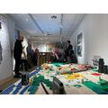 Blick auf eine Tafel mit bunten Legosteinen und Gegenständen, die zu einem Stadtmodell von Schwedt zusammengelegt wurden.