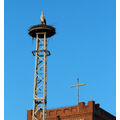 Foto: Der Turm mit dem Nest vor der Kirche