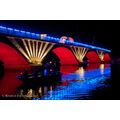 Foto: beleuchtete Stadtbrücke